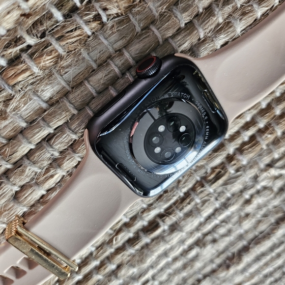 πSOLDπWomen's Apple Series 6 Watch (GPS, 40mm) w/x6 Bands - Picture 5 of 13